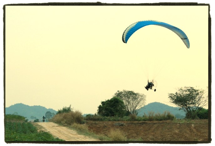 Un paramoteur bien pratique pour les images aériennes!...